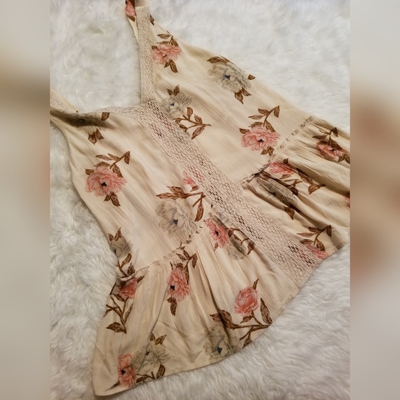American Eagle Outfitters Tops - 💘{American Eagle} Lace Floral Swing Tank